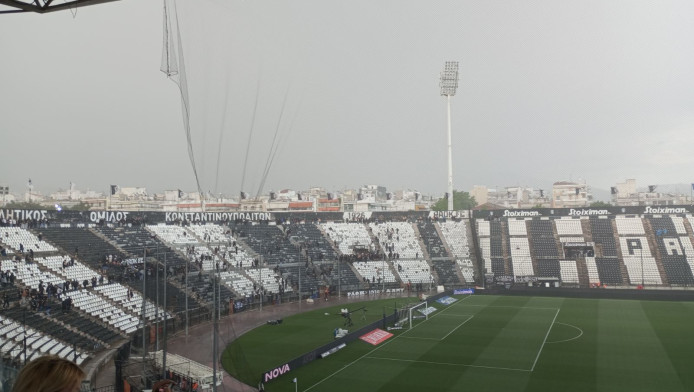 Βρέχει... καρεκλοπόδαρα στην Τούμπα - Άδειασαν οι εξέδρες! (ΒΙΝΤΕΟ)