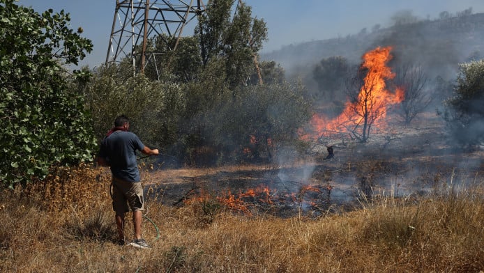 Ξύπνησαν εφιάλτες - Φωτιά ΤΩΡΑ στο Μάτι ανάμεσα σε σπίτια