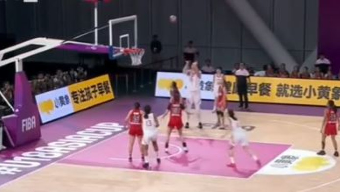 Κίνα: 17χρονη μπασκετμπολίστρια ύψους 2,20 μέτρα (BINTEO)