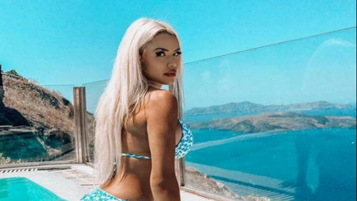 Η Στέλλα Μιζεράκη σε σέξι πόζα στην πισίνα: "Μα τι κοιτάτε;" (ΦΩΤΟ)