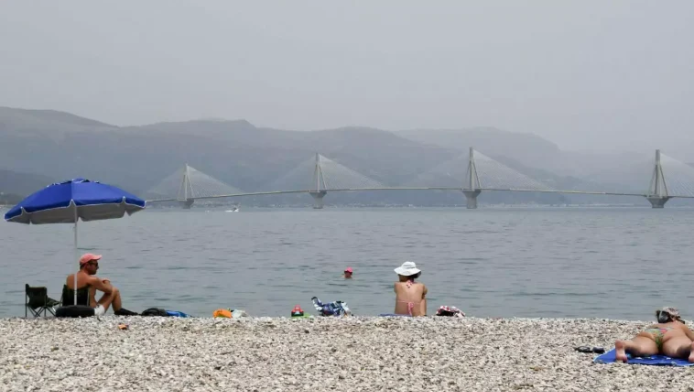 Έκανε μπάνιο γυμνός, αντιστάθηκε στους αστυνομικούς και έφυγε με χειροπέδες