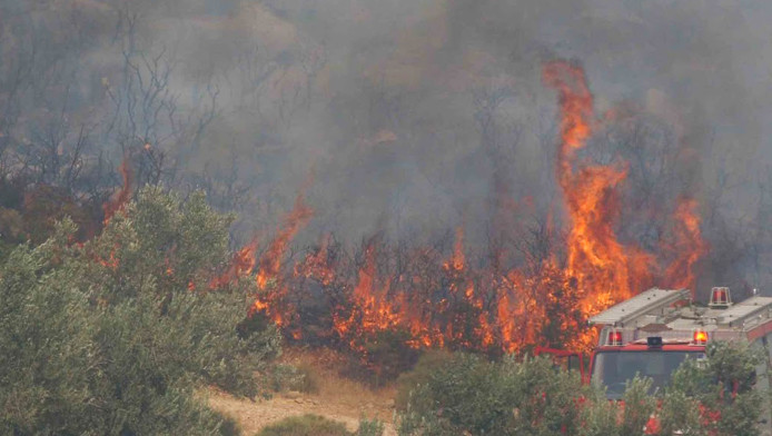 Ανεξέλεγκτη φωτιά στην Πάτρα- Εκκενώθηκε το γηροκομείο και το Καραμανδάνειο