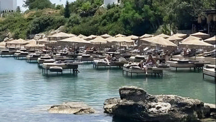 Beach bar στη Ρόδο απευθύνει κάλεσμα για πάρτι, παρά το "λουκέτο" από Δήμο!