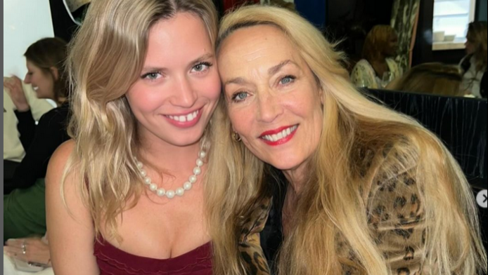 Η κόρη του Μικ Τζάγκερ κολυμπά topless στη λίμνη - Δείτε δύο ΦΩΤΟ! 