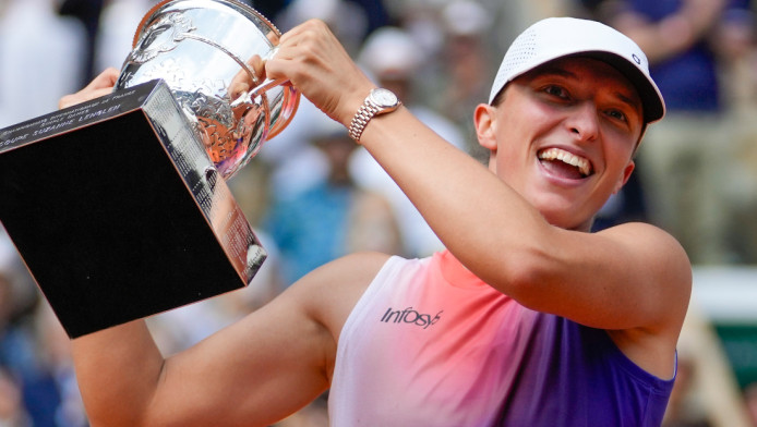 "Βασίλισσα" στο Roland Garros η Σβιάτεκ - Σήκωσε το 3ο συνεχόμενο!