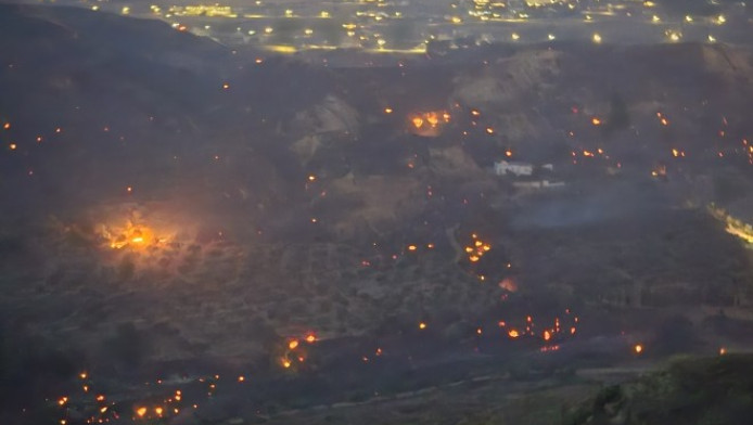 Πύρινη «κόλαση» στην Κω: Εκκενώνονται σπίτια και ξενοδοχεία στην Καρδάμαινα