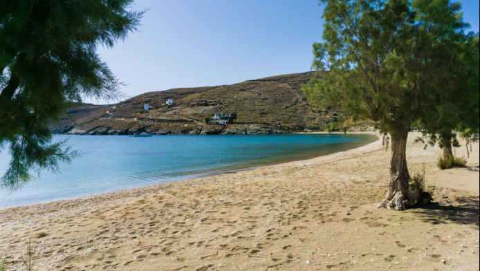 Το ελληνικό νησί με τις 100 παραλίες (!) και διακοπές σε άλλο επίπεδο