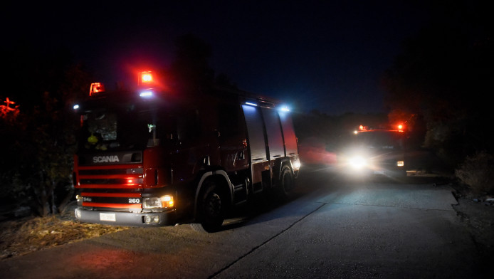 Ολονύκτια μάχη με τις φλόγες σε Κω και Χίο - Τραυματίστηκαν 6 πυροσβέστες