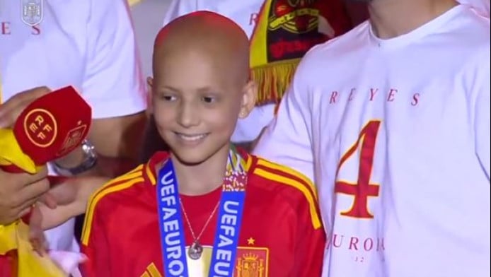 Συγκίνηση: 10χρονη που πάσχει από καρκίνο αποθεώθηκε στη φιέστα για το Euro