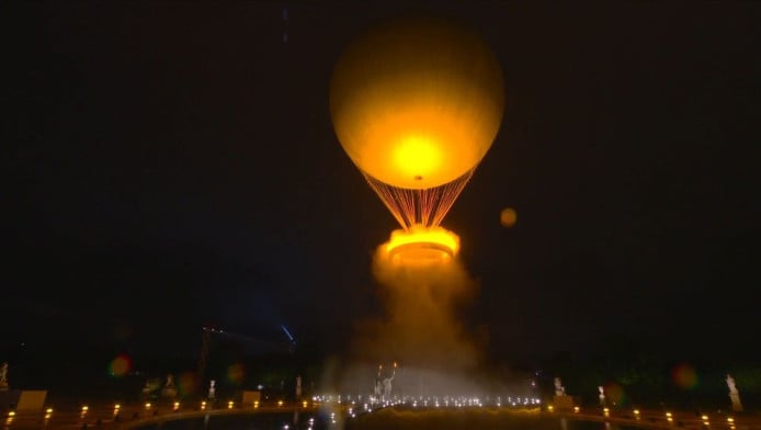 Μαγεία μέσα στη βροχή - Σε αερόστατο άναψε η Ολυμπιακή Φλόγα (ΒΙΝΤΕΟ)