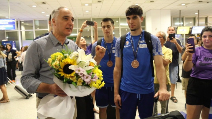 Η άφιξη της Εθνικής U20 με το χάλκινο μετάλλιο από το Ευρωμπάσκετ (Vid)