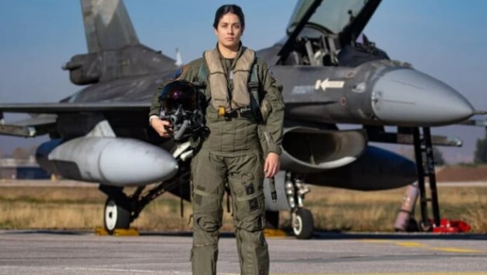 Η πρώτη γυναίκα πιλότος F-16 στην Ελλάδα που κάνει αερομαχίες στο Αιγαίο