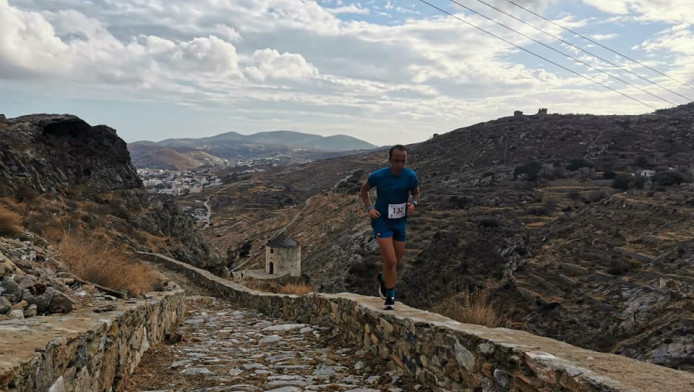 Η επιτομή του... Urban Running! Θα αναστενάξουν τα καλντερίμια της Σύρου