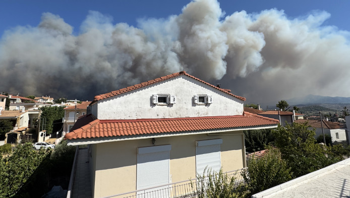 Ξεφεύγει η φωτιά στον Βαρνάβα - Κλείνουν δρόμοι, κυκλοφοριακές ρυθμίσεις 