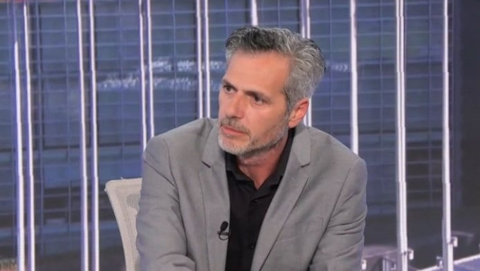 Ο Μάριος Αθανασίου ξεσήκωσε το πλατό στο Mega: Με ποια μπλούζα εμφανίστηκε!