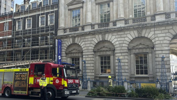 Στο πόδι το Λονδίνο! Μεγάλη φωτιά στο Somerset House