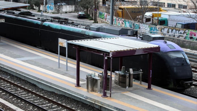 Hellenic Train: Σοκάρουν οι ΦΩΤΟ από σύγκρουση του προαστιακού με δέντρο