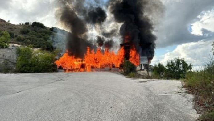 Ιωάννινα: Μεγάλη φωτιά και εκρήξεις σε παλιό λατομείο (ΒΙΝΤΕΟ)