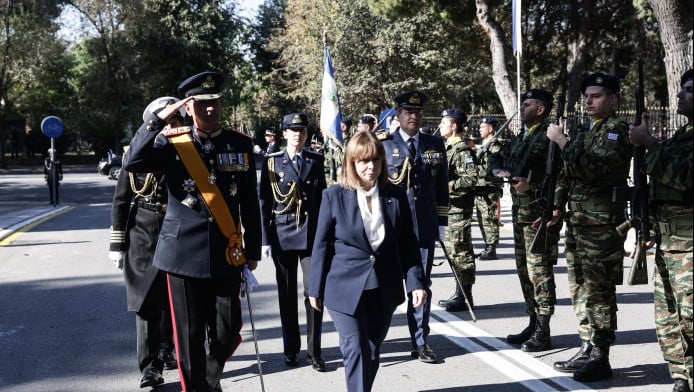 Η συγκλονιστική στιγμή του δακρυσμένου Εύζωνα στη Θεσσαλονίκη!