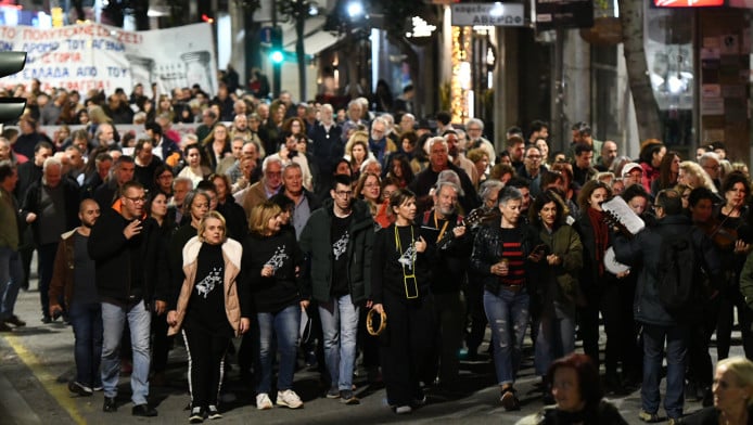 Επεισόδια στην πορεία για το Πολυτεχνείο στη Θεσσαλονίκη– «Βροχή» μολότοφ!