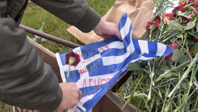 Πολυτεχνείο: Σε ποιον ανήκει η κεφαλή που αφήνουν λουλούδια στις 17 Νοέμβρη