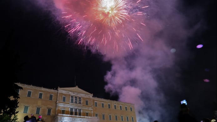 Πώς μπορεί να χαλάσει η γιορτή στο Σύνταγμα; Ο φόβος Δούκα για το ρεβεγιόν