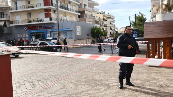 Πυροβολισμοί έξω από κατάστημα στη Γλυφάδα: Δυο νεκροί και ένας τραυματίας 