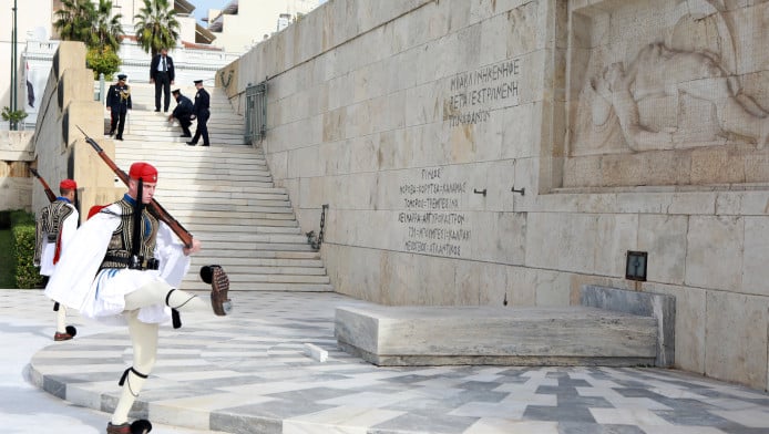 Τι ακριβώς σημαίνουν οι επιγραφές στο Μνημείο του Άγνωστου Στρατιώτη