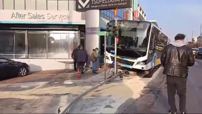 Τρόμος στη Μεσογείων: Λεωφορείο προσέκρουσε σε φανάρι! (ΒΙΝΤΕΟ)