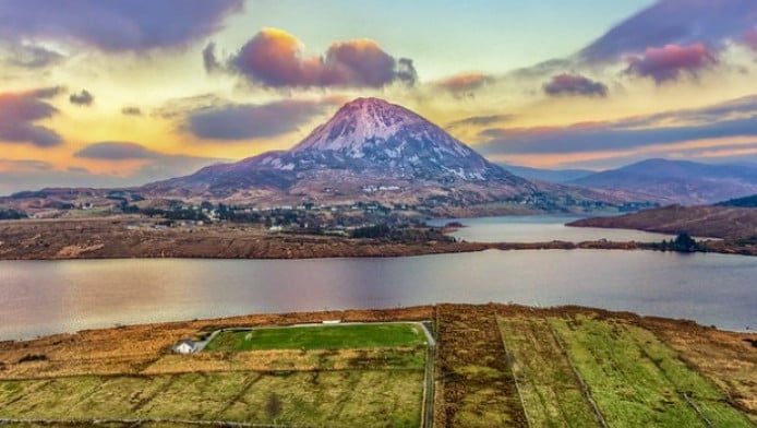 Ένα γήπεδο στην αγκαλιά των ακτών του Γέλιου