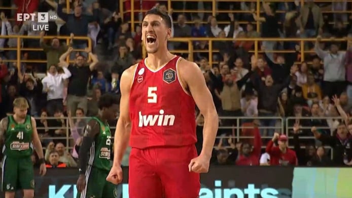 Τρελό buzzer beater τρίποντο Λαρεντζάκη και έξαλλος πανηγυρισμός! (ΒΙΝΤΕΟ)