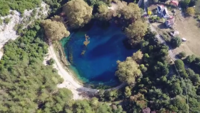 Η "γαλάζια λίμνη" της Ελλάδας (ΦΩΤΟ - ΒΙΝΤΕΟ)