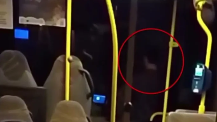 Μενίδι: Οδηγός λεωφορείου έδωσε το τιμόνι σε ανήλικο!