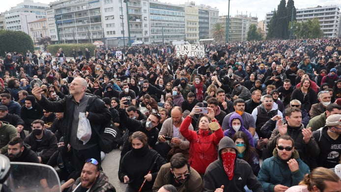 Θάλασσα οργής για τα Τέμπη: Τελικά πόσοι άνθρωποι βρέθηκαν στο Σύνταγμα;