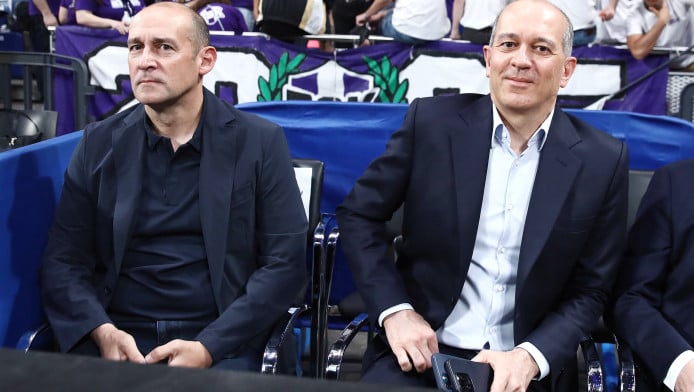 Ήμαρτον! Οπαδοί της Ρεάλ κουνούσαν χαρονομίσματα στους Αγγελόπουλους (VID)