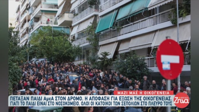 "Βράζουν" στα Σεπόλια: Πέταξαν οικογένεια με παιδί ΑμεΑ στον δρόμο