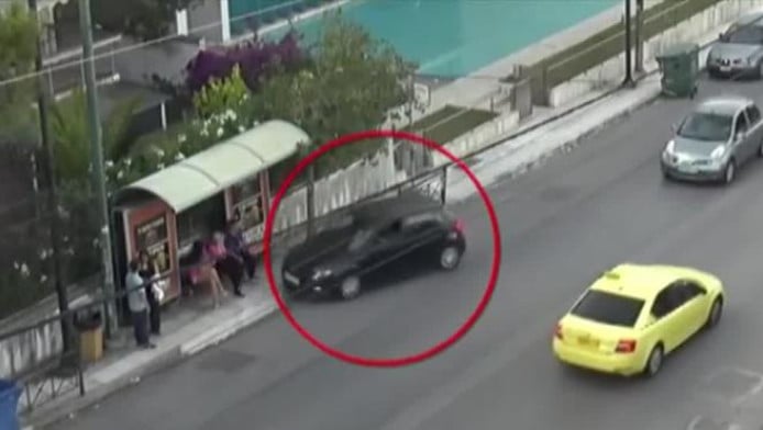 Η στιγμή που οδηγός πέφτει στη στάση λεωφορείου - Βίντεο σοκ