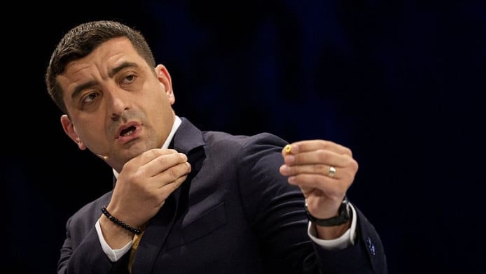 Ο πρώην «χούλιγκαν» που στοχεύει την προεδρία της Ρουμανίας