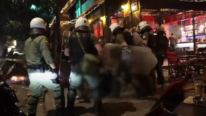 Εικόνες ντροπής στα Εξάρχεια: ΜΑΤ και ΔΡΑΣΗ χτυπούν πολίτες (ΒΙΝΤΕΟ)