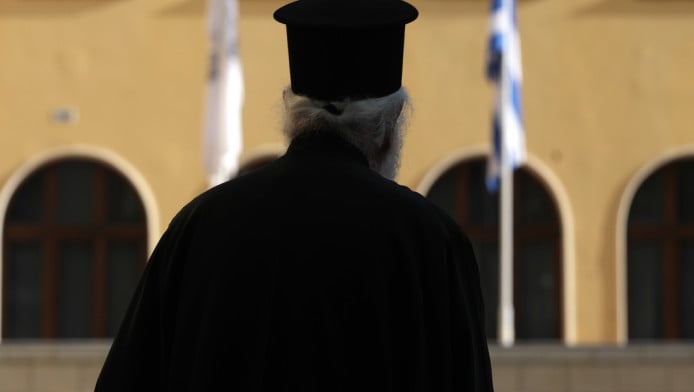 Τελικός Κυπέλλου: Ιερέας πιάστηκε στα χέρια με υπάλληλο!