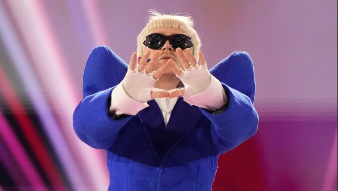 Ο Ολλανδός που αποβλήθηκε από Eurovision έγινε τράπερ και είναι πάμπλουτος