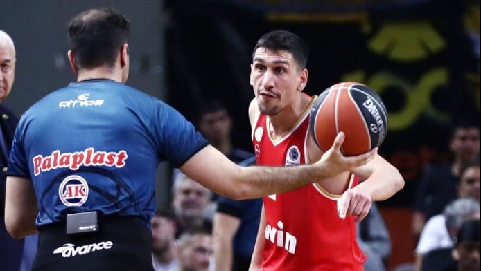 Χαμός με Λαρεντζάκη! Υβριστικά συνθήματα από κόσμο - Έδειξε το σήμα (vid)