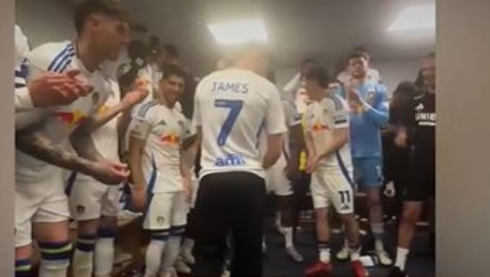 Η Λιντς γιόρτασε την επιστροφή της στην Premier League με... συρτάκι (Vid)