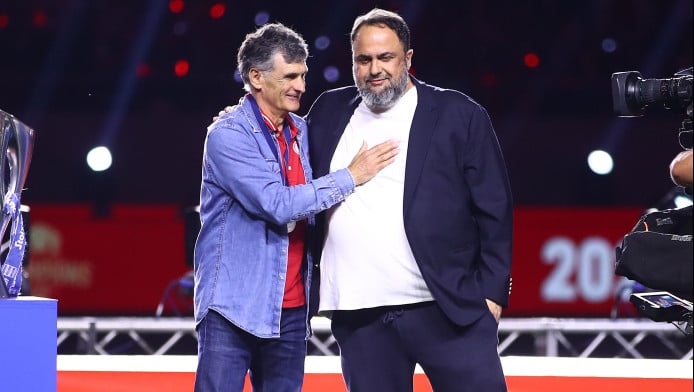 Μαρινάκης και Μεντιλίμπαρ ποζάρουν με τα 4 τρόπαια του Ολυμπιακού!
