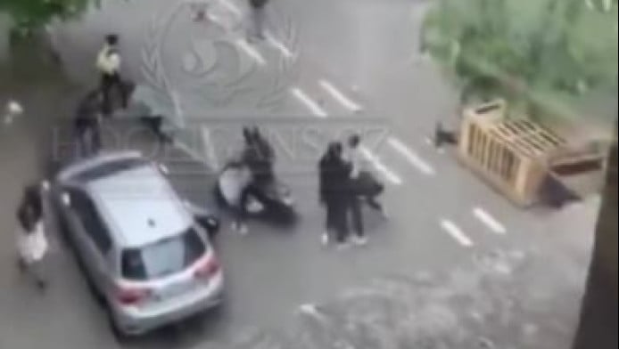 Σοκαριστικό βίντεο: Οπαδός της Άντερλεχτ πατούσε με το μηχανάκι αντίπαλο!