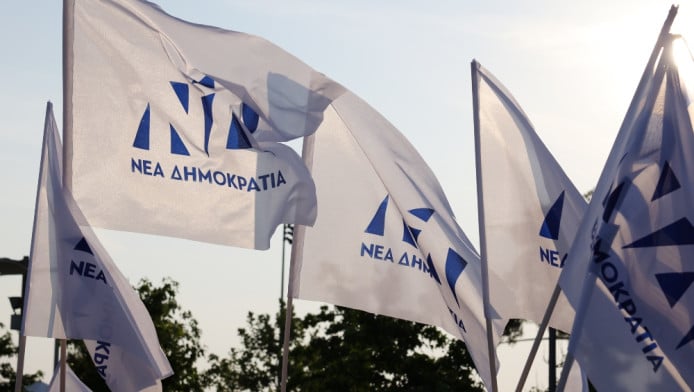Τι σχεδιάζουν οι 13 βουλευτές της ΝΔ πίνοντας κρασί και τρώγοντας μεζέδες;