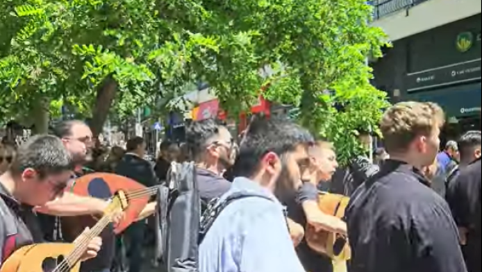 "Κατέκλυσαν" την Αθήνα οι οπαδοί του ΟΦΗ - Έστησαν... γλέντι! (ΒΙΝΤΕΟ)
