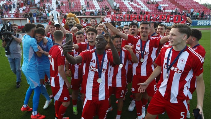 Σήκωσαν το τρόπαιο οι μικροί του Ολυμπιακού! (ΒΙΝΤΕΟ)