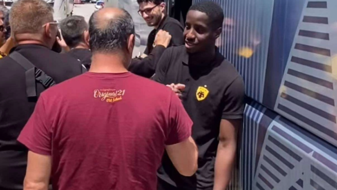Επέστρεψε από τη Β. Μακεδονία η ΑΕΚ - Αποθέωση από Original 