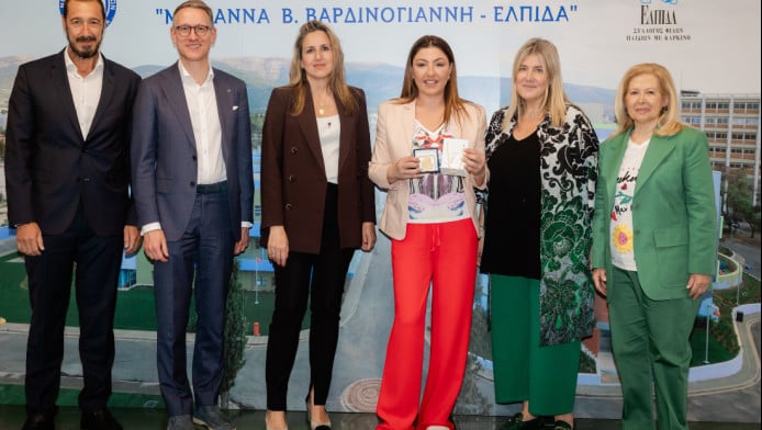 Η Έλενα Παπαρίζου στο πλευρό των παιδιών της ΕΛΠΙΔΑΣ